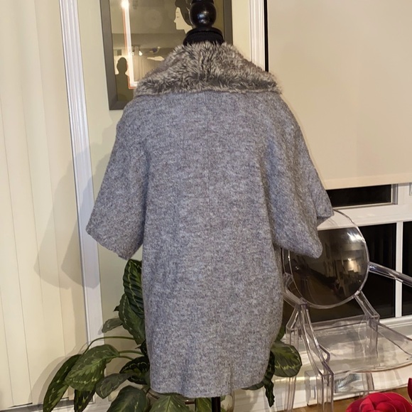 Chicos short kimono style sweater faux fur shawl collar + hook fastener 🩶 - Picture 3 of 8